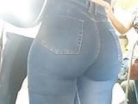 Morena sensual de jeans