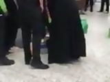Hijab arab voleuse montre sa culotte en plain public